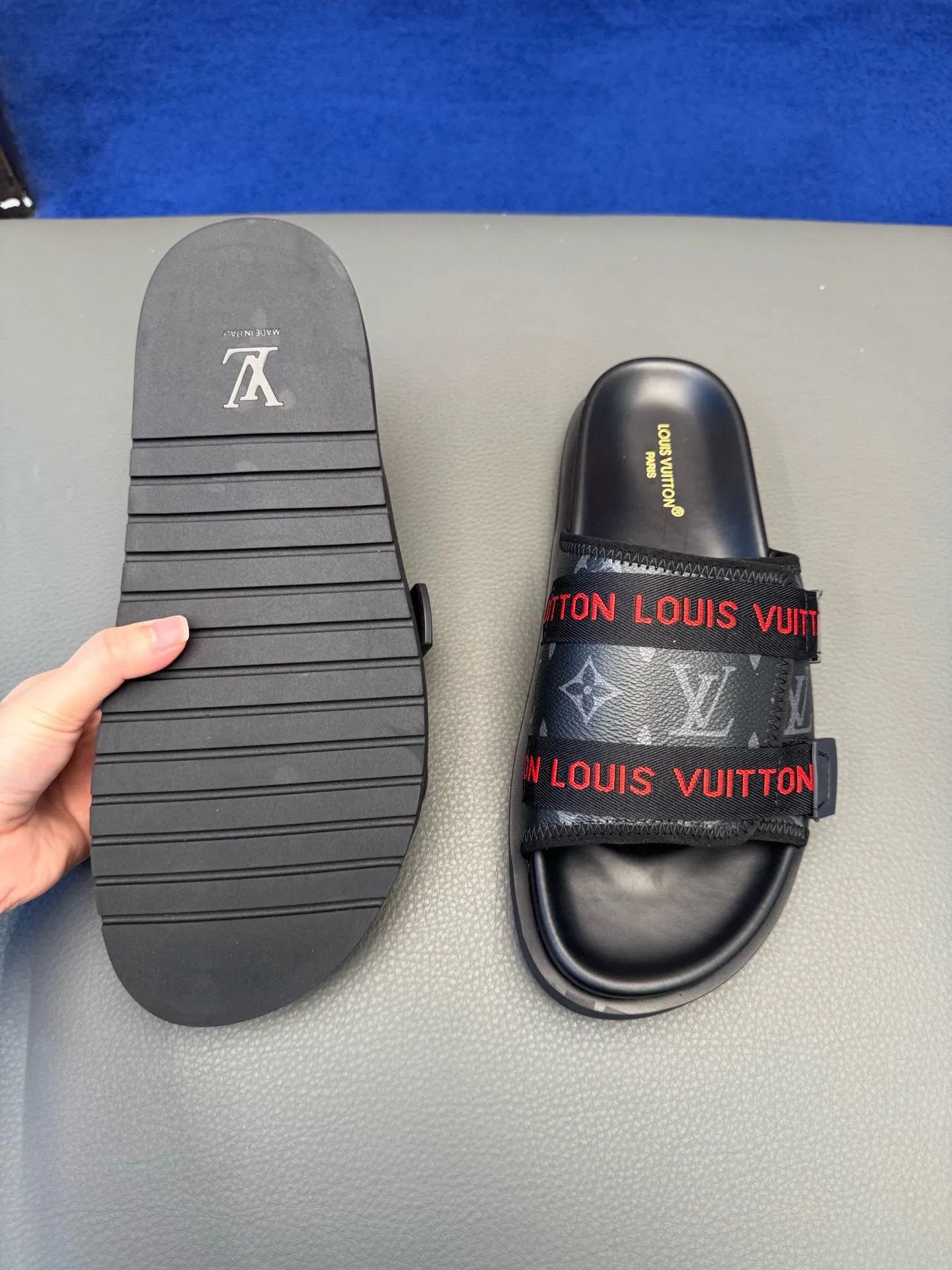 [L Home] P: 340💰Size: 38-45 Top purchasing lv men's summer slippers, classic presbyopia with soft real leather lining, unique color splicing effect, distinctive personality, fashionable and trendy essential style, light and comfortable. Lightweight and tough rubber insole, micro ridged foam outsole, super comfortable!